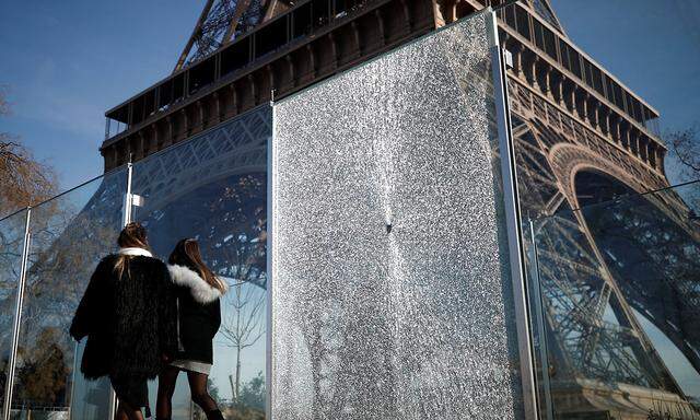 Eine Schutzwand beim Eiffelturm ist bei Protesten der Gelbwesten zu Bruch gegangen.
