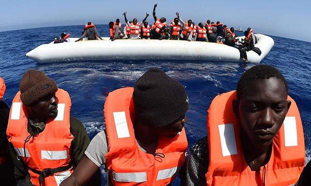 Flüchtlinge werden in Schlauchbooten vor dem Ertrinken gerettet.