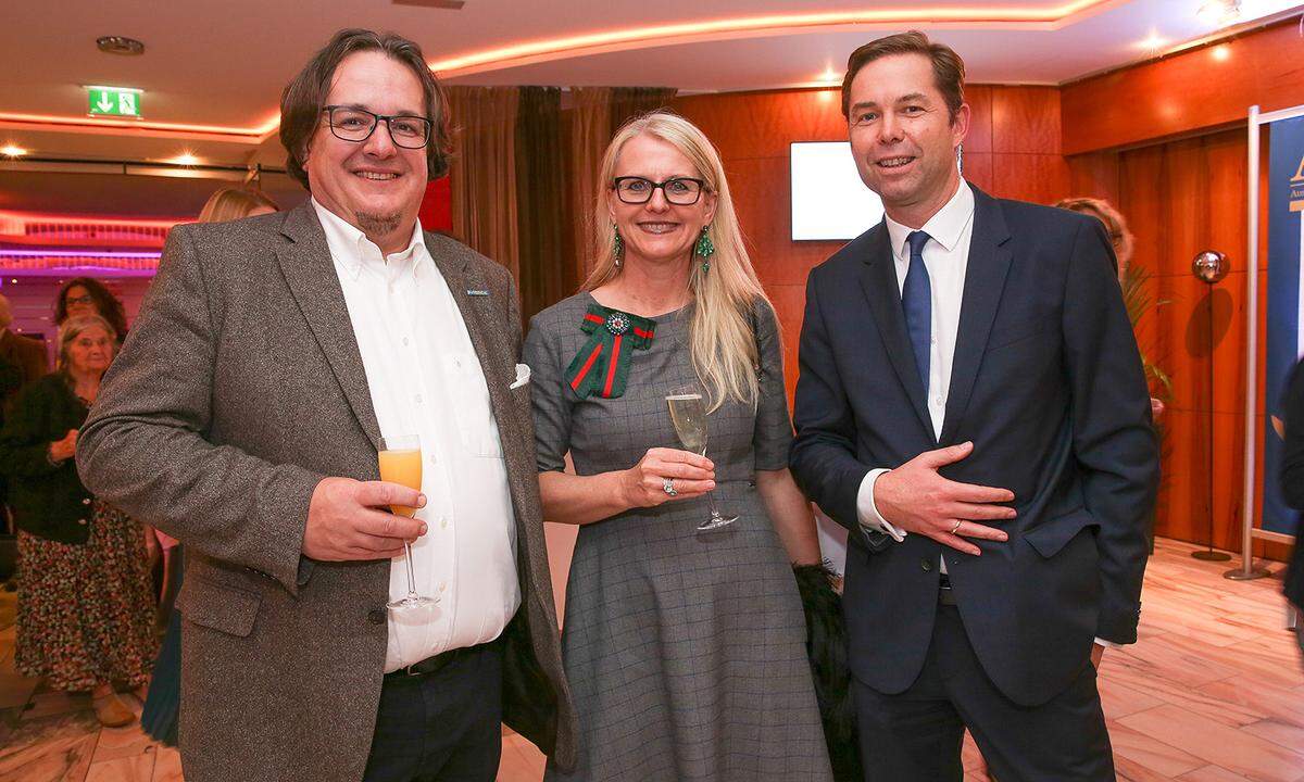Merck Werk Spittal-Chef Klaus Raunegger mit Ursula Raunegger und Commerzbank-Geschäftsführer Martin Buttolo.