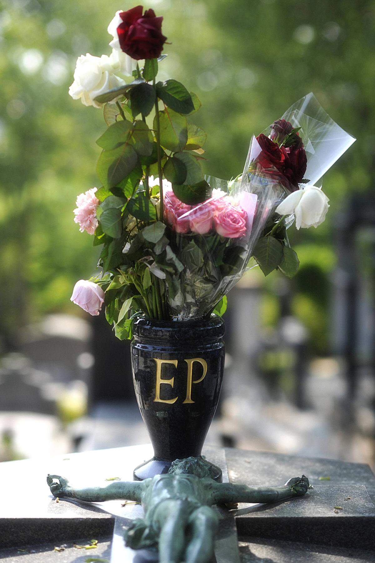Am 10. Oktober 1963 starb Édith Piaf in Südfrankreich an den Folgen innerer Blutungen. Sie wurde heimlich nach Paris gebracht. Am Tag darauf wurde in der französischer Hauptstadt ein falscher Todesschein ausgestellt.