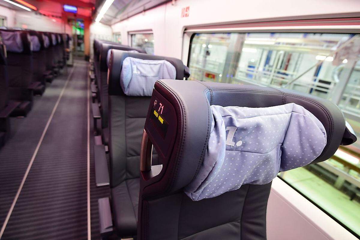 Darüber hinaus kommt der ICE 4 mit vielen kleineren Änderungen daher: Die Platzreservierungen werden nicht mehr oben an der Gepäckablage angezeigt, sondern an den Kopfstützen der Sitze.  