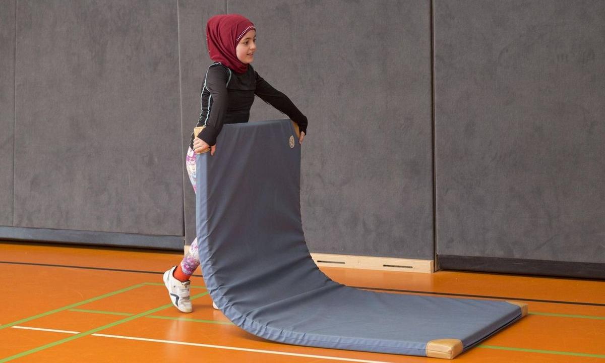 Symbolbild: Schülerin mit Kopftuch im Sportunterricht 