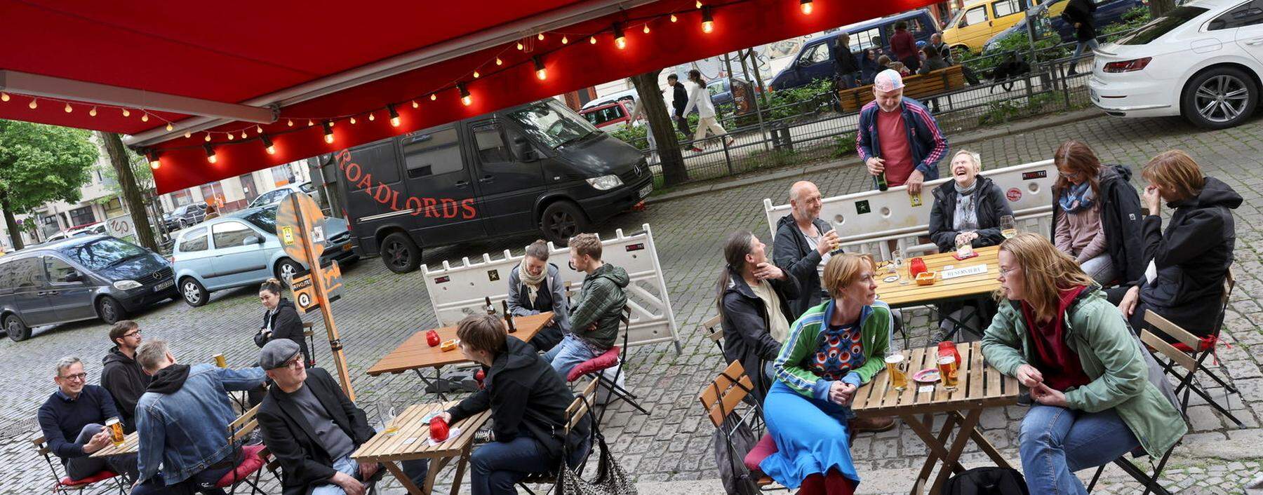 Gäste in der Revolte Bar in Berlin: Auch in Deutschland öffnen die Lokale, die Innengastronomie bleibt aber noch geschlossen.