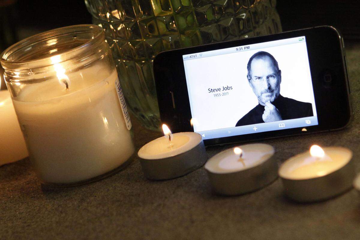 Nur zwei Tage nach der Vorstellung des iPhone 4S jagt die Todesmeldung von Apple-Gründer Steve Jobs um die Welt. Der charismatische und oft kompromisslose Manager hatte wenige Monate zuvor seinen CEO-Posten an Tim Cook abgegeben. Die Nachricht löst in der Branche Bestürzung aus.