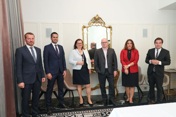 Auch abseits der Panels war Europa das zentrale Thema: "Presse"-Geschäftsführer Herwig Langanger, Jakob Zirm ("Presse"-Economist), Anette Klinger (IFN Holding), Bernd Spalt (Erste Group), Monika Köppl-Turyna (Eco-Austria) und "Presse"-Chefredakteur Rainer Nowak.
