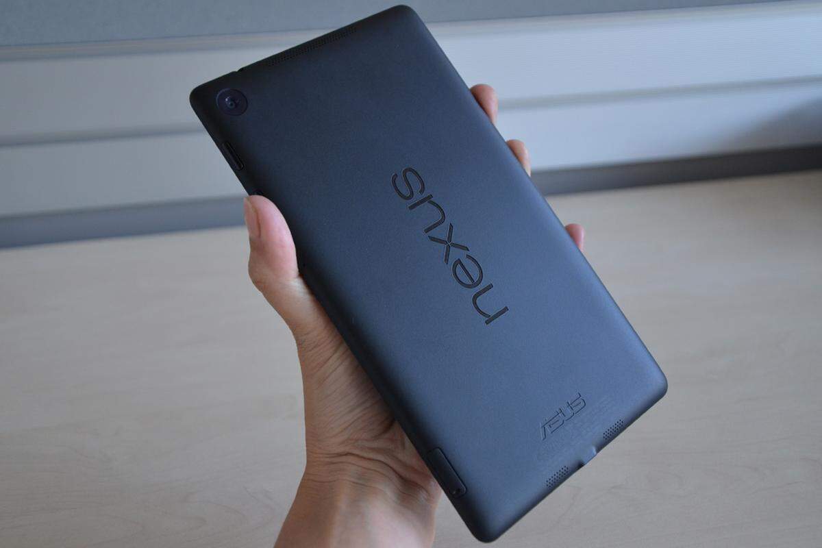 Die erste Änderung die auffällt ist die neue Oberfläche der Rückseite. Geschmäcker sind zwar verschieden, aber die kleinen vertieften Pünktchen an der Rückseite des ersten Nexus 7 wurden zurecht von vielen Journalisten gelobt. Das neue Nexus 7 (so übrigens auch tatsächlich die offizielle Bezeichnung) verzichtet auf die Pünktchen. Was bleibt ist die griffige matte Kunststoff-Oberfläche, die man gerne angreift.