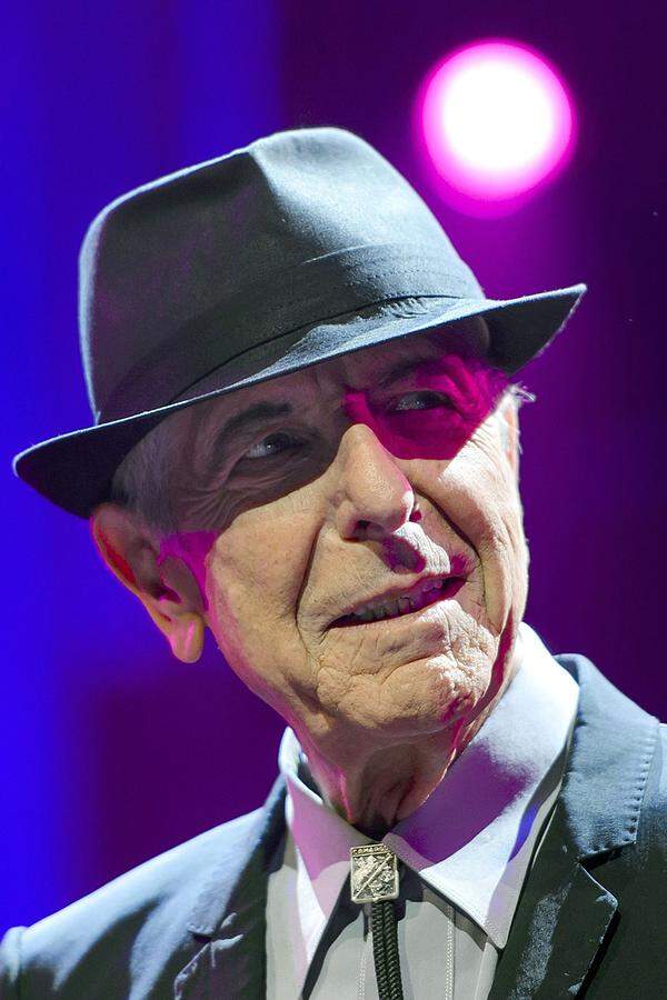Der Tod hatte sich angekündigt. "You Want It Darker" hieß Leonard Cohens letztes Album, voller dunkler Anspielungen. Mehr und mehr hatte sich der kanadische Musiker in den vergangenen Jahren aus der Öffentlichkeit in seine bescheidene Wohnung in Los Angeles zurückgezogen. Die Gesundheit wollte einfach nicht mehr mitspielen. Jetzt ist Cohen im Alter von 82 gestorben, wie sein Label Sony Music Canada in der Nacht zum Freitag mitteilte.
