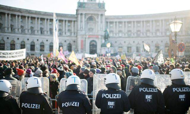 So oder ähnlich wie am Tag der Angelobung, dem 18. Dezember 2017, könnte es am Samstag zugehen: Wieder werden einige Tausend Demonstranten erwartet, wieder ist die Schlusskundgebung vor der Hofburg.