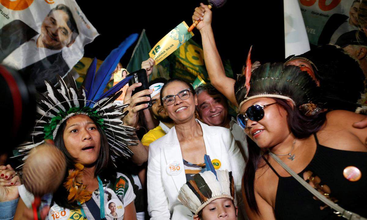 Noch weniger Chancen auf eine Stichwahl werden der früheren Umweltministerin und -aktivistin Marina Silva eingeräumt. Sie liegt in Umfragen deutlich unter zehn Prozent.