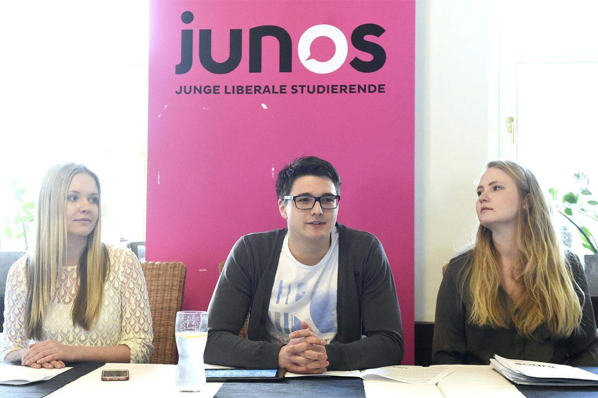 Im Wahlkampf wird es nun erstmals pink: Die Nachfolger der Jungen liberalen Studierenden (JuLis) sind die Junos, ein Ableger der Neos. Spitzenkandidat der Junos ist Niko Swatek. Der 24-Jährige ist ein Überläufer. Er engagierte sich zuvor bei den Fachschaftslisten (FLÖ). Dort wollte er weg:  "Ich wollte inhaltlich arbeiten, aber wir haben die meiste Zeit Schafe (FLÖ-Maskottchen, Anm.) gezeichnet", sagte Swatek bei seiner Vorstellung als Junos-Spitzenkandidat provokant. Swatek studiert Technische Physik an der TU Graz und wünscht sich mehr Transparenz in der ÖH. So sollten sämtliche Ein- und Ausgaben, Rücklagen und Beteiligungen online offengelegt werden. Die Sitzungen von Studierendenvertretungen sollen live gestreamt werden. Schließlich sollen die Studenten über die Verwendung von mindestens einem Drittel des ÖH-Budgets selbst entscheiden.