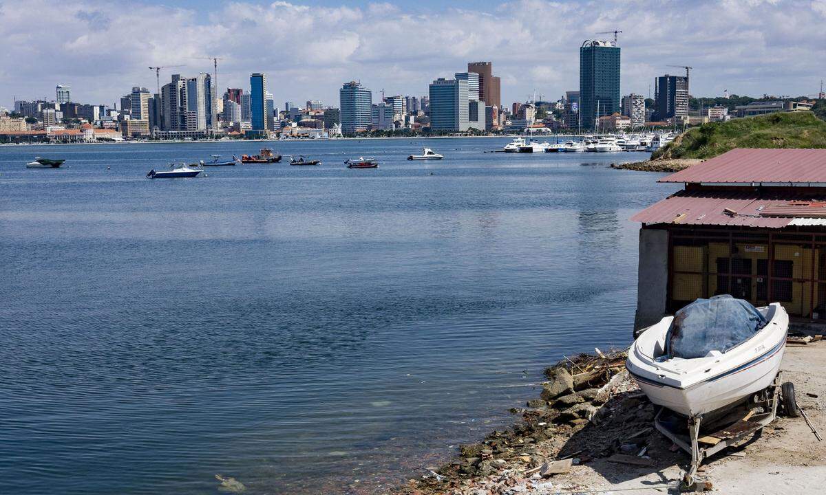 Luanda, Angolas aufstrebende Metropole. Die Immobilienpreise schlugen vor Jahren - infolge des Ölbooms - eklatant nach oben aus. Auch wenn der Ölpreis wieder tief ist, kostet das Leben in der Stadt viel. gebaut wird für die paar wenigen Gewinner in dem armen, aber derart bodenschatzreichen Land.  