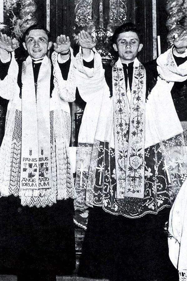 1951 wurde er zum Priester geweiht.Bild: Mit Bruder Georg bei der Priesterweihe 1951