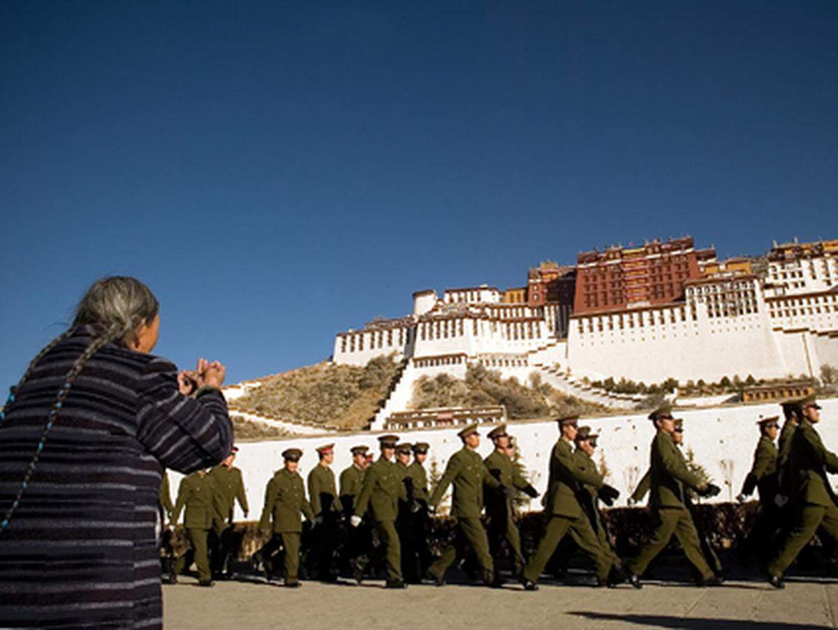 Mit seiner Familie übersiedelte er in Tibets Hauptstadt Lhasa (im Bild), wo er bis zu seiner Flucht vor den chinesischen Besatzern 1959 lebte.