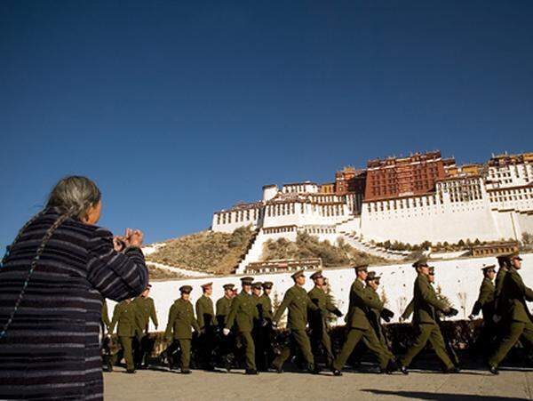 Mit seiner Familie übersiedelte er in Tibets Hauptstadt Lhasa (im Bild), wo er bis zu seiner Flucht vor den chinesischen Besatzern 1959 lebte.