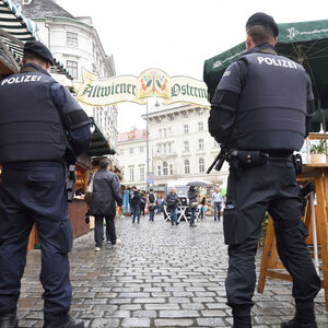 Polizei am Ostermarkt auf der Freyung