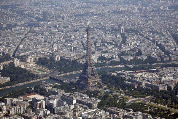 Paris, Frankreich. Anlass für diesen Bau war das 100-jährige Jubiläum der französischen Revolution im Rahmen der Weltausstellung 1889 in Paris. Die Erbauung des Eiffelturms dauerte von 1887 bis zum 1889. Im Jahr 1889 wurden nachträglich Aufzüge installiert, bis dahin konnte man den Turm nur über die 1710 Stufen erobern. Mit einer Höhe von 307 Metern galt der Eiffelturm von 1889 bis 1930 als das höchste Gebäude der Erde.