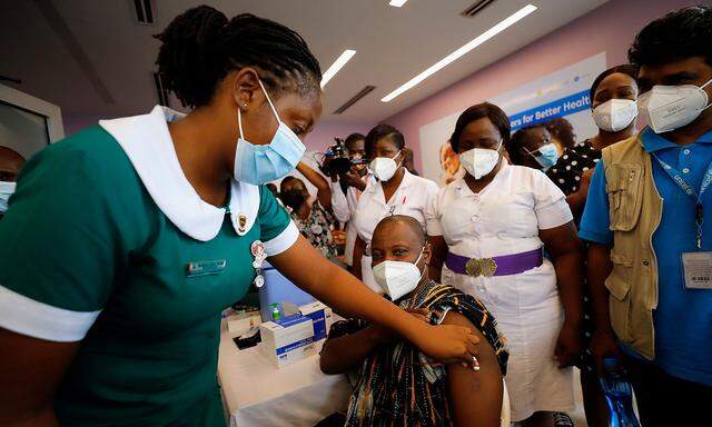 In der Stadt Accra in Ghana werden am 2. März 2021 Covid-Impfungen verabreicht. 