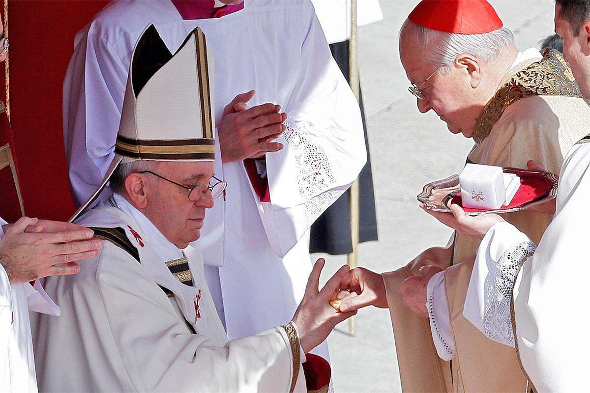 Papst Franziskus hat bei der Amtseinführung den Fischerring und das aus Lamm- und Schafwolle gewobene Pallium erhalten. Den vergoldeten Silberring überreichte Kardinalsdekan Angelo Sodano dem neuen Papst.