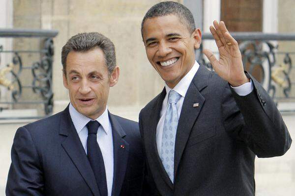Bereits kurz zuvor, am Rande des G20-Gipfels 2011 in Cannes, war Obama bereits ins Fettnäpfchen getappt. Damals hörten Journalisten, wie er mit Frankreichs Premier Nicolas Sarkozy über Israels Ministerpräsidenten herzog. "Ich kann ihn nicht mehr sehen, das ist ein Lügner", soll Sarkozy Mithörern zufolge über Benjamin Netanyahu gesagt haben. Obama habe geantwortet: "Du bist ihn leid, aber ich habe jeden Tag mit ihm zu tun."Ähnlich ins Fettnäpfchen getreten ist vor Obama schon so mancher Staatsmann: