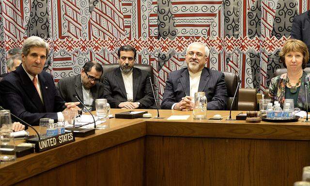 Erstes Treffen zwischen Außenministern der USA und des Iran seit 1979: John Kerry und Javad Zafari (1. und 4. v. l.).