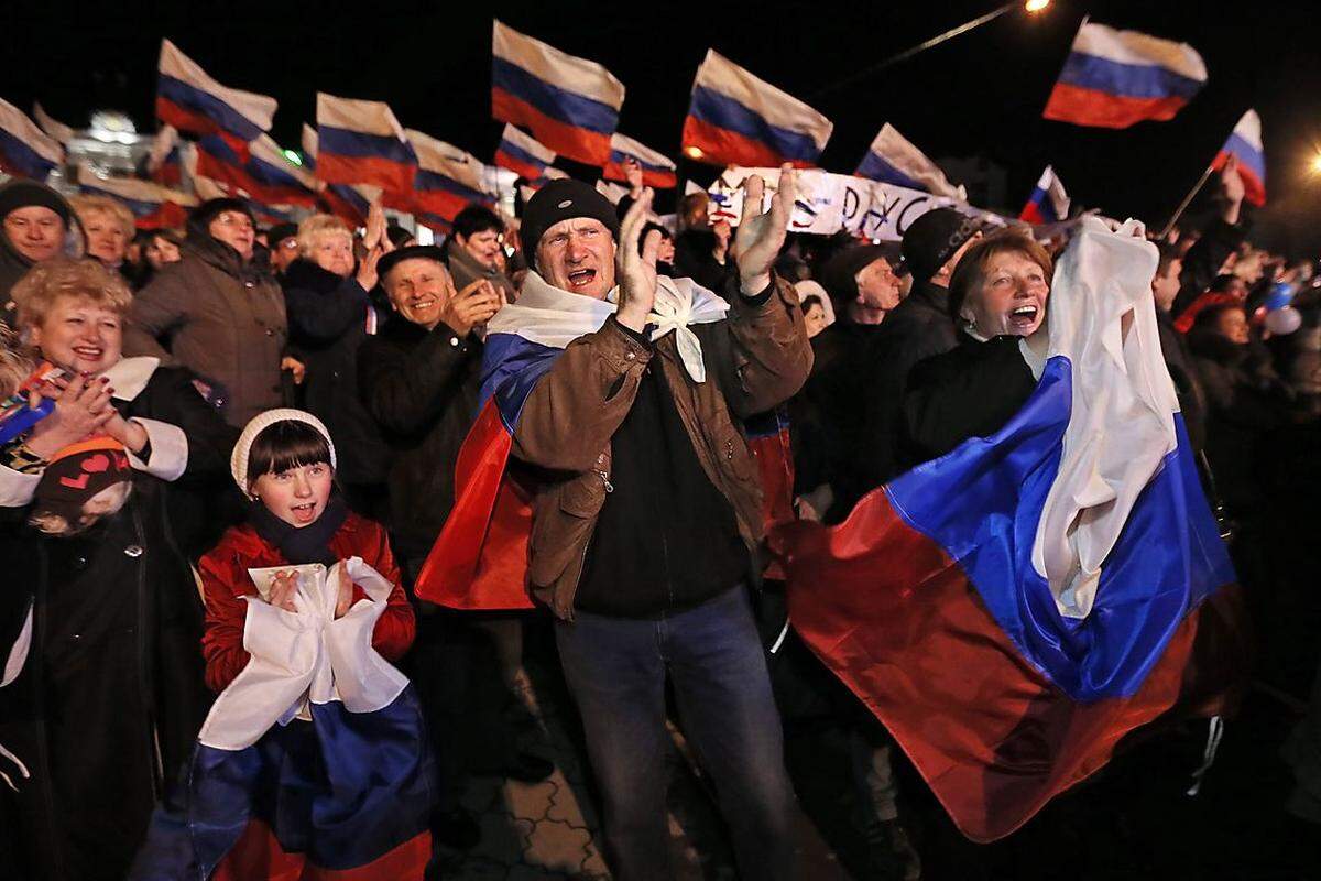 Am 16. März findet unter russischen Waffen auf der Krim ein Referendum statt: Mehr als 95 Prozent stimmen für die Abspaltung von der Ukraine und den Anschluss an Russland. Bereits am 21. März ratizifiert der russische Föderationsrat den Beitritt der Krim.