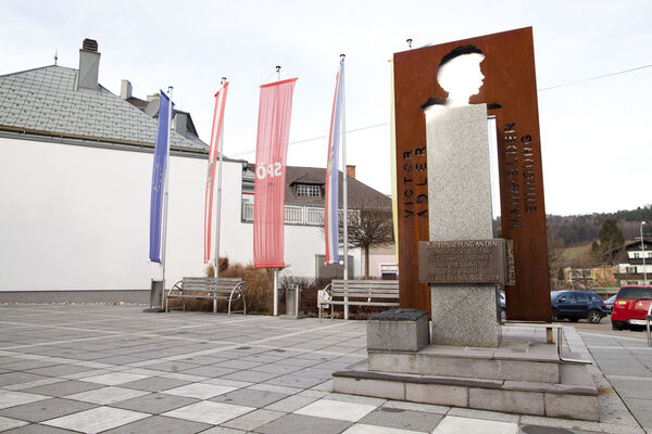 Am Weg zur und weg von der Jubiläumsveranstaltung in Hainfeld passierten die Festgäste ein in die Jahre gekommenes Vikor-Adler-Denkmal, das bereits Rost angesetzt hat.