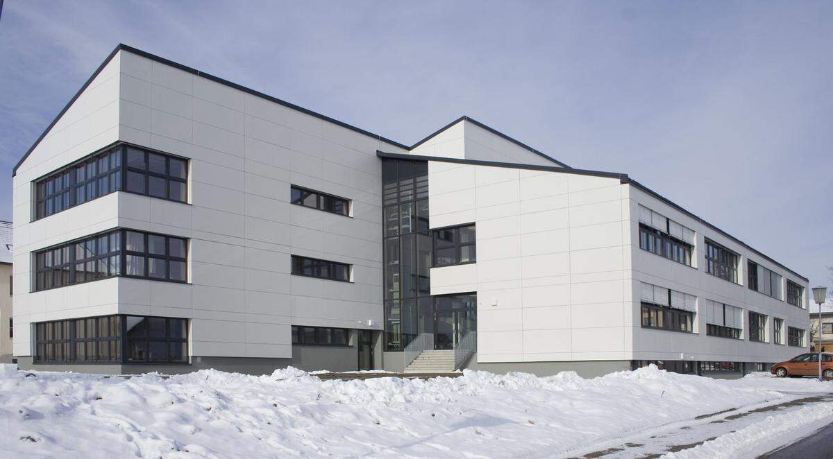 Das Architekturbüro Archmore in Velden sanierte das Rainbacher Schulgebäude und schuf zwischen zwei Bauten einen Verbindungsraum als kommunikatives Zentrum...