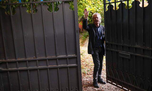 Peter Handke im Oktober 2019 am Gartentor seines Hauses in Chaville im Südwesten von Paris. Kurz zuvor war bekannt geworden, dass dem Schriftsteller der Nobelpreis für Literatur verliehen werde.