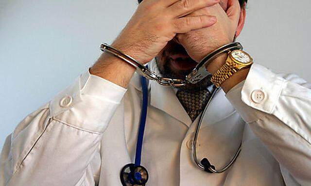 Symbolbild: Arzt mit Stethoskop und Handschellen 