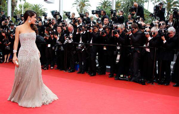 Schauspielerin Salma Hayek einmal ganz elegant in Gucci bei der Eröffnungszeremonie ...