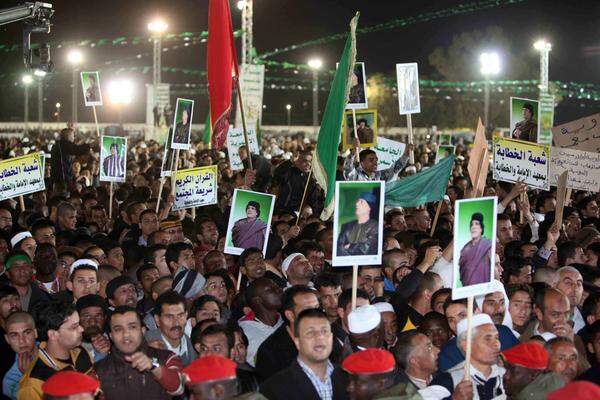 Gaddafi kam vor 42 Jahren durch einen Putsch an die Macht und hält seither an ihr fest. Aus Angst vor Unruhen im eigenen Land ließ Gaddafi den Oppositionspolitiker Jamal al-Hajji unter Hausarrest stellen. Dieser hatte via Twitter für den 2. März zum friedlichen Protest gegen die Regierung aufgerufen. Inzwischen hat die Opposition weite Teile des Landes unter ihre Kontrolle, Gaddafi ist in Tripolis verschanzt.