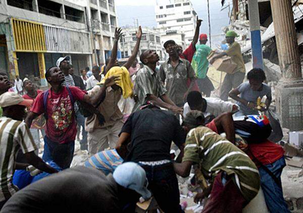 Haitianische Polizisten versuchten mit Warnschüssen, die Plünderungen zu verhindern. Ein Konvoi von drei mit Reis beladenen Kleinlastern fuhr in der Hauptstadt Port- au-Prince an einem der Obdachlosen-Camps vorbei, als plötzlich Hunderte junger Männer und Frauen auf die von Polizisten bewachten Lastwagen zustürmten, und begannen, Reissäcke von den Ladeflächen zu zerren. Sie ließen sich von den zahlreichen Schüssen nicht beeindrucken. Verletzt wurde niemand.