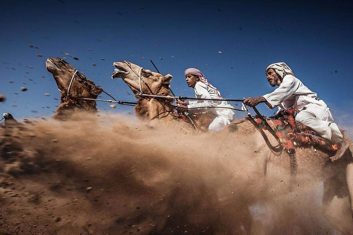 Fasziniert hat die Jury auch "Camel Ardah", wie traditionelle Kamelrennen im Oman genannt werden. Das schnellere Kamel verliert. Ahmed Al Toqi aus dem Oman hat damit den dritten Platz belegt.Credits: Ahmed al Toqi/ National Geographic Traveler Photo Contest 2015.