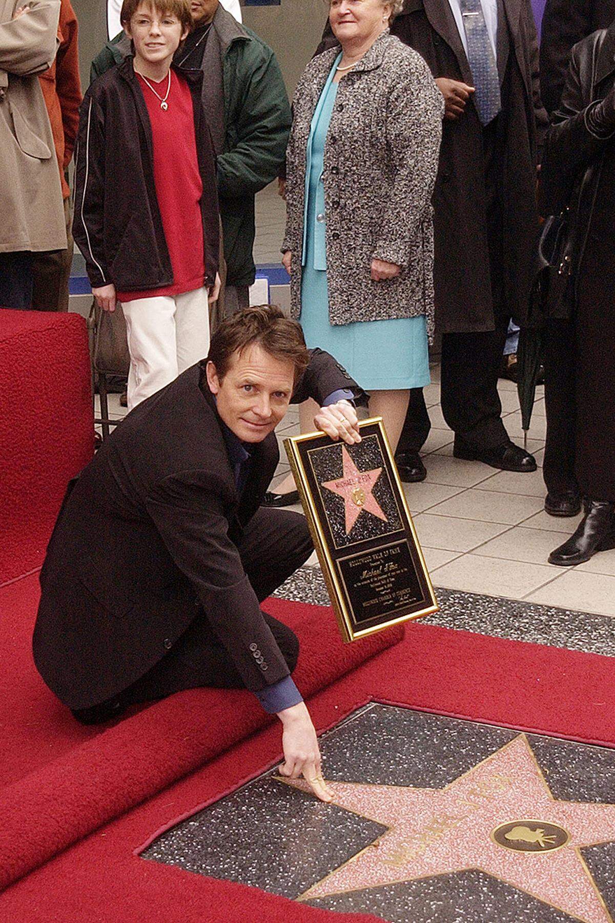 Im selben Jahr zog sich Fox aus dem Filmgeschäft zurück und verzichtete daher auch auf die Fortsetzung seiner Rolle in der erfolgreichen Fernsehserie "Chaos City". 2000 übernahm Charlie Sheen seinen TV-Part.Im Bild: 2002 bekam Michael J. Fox einen Stern am "Walk of Fame" in Hollywood.