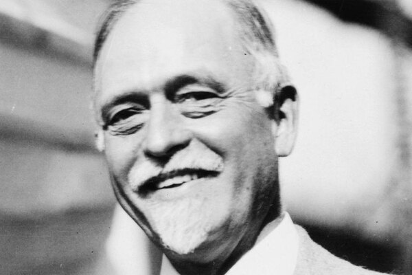 ... Noch näher am Abgrund erstellte Irving Fisher, einer der wichtigsten US-Ökonomen der letzten zwei Jahrhunderte, eine falsche Prognose. Mitte Oktober 1929 sagte er: "Die Aktienpreise haben etwas erreicht, das so aussieht wie ein permanent hohes Plateau." Nur eine Woche später begann der Crash von 1929. Aktien fielen um 85 Prozent.