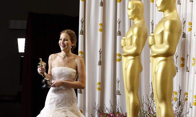 Jennifer Lawrence poses backstage after she won the Oscar for Best Actress for her role in ´Silver Linings Playbook´ at the 85th Academy Awards in Hollywood