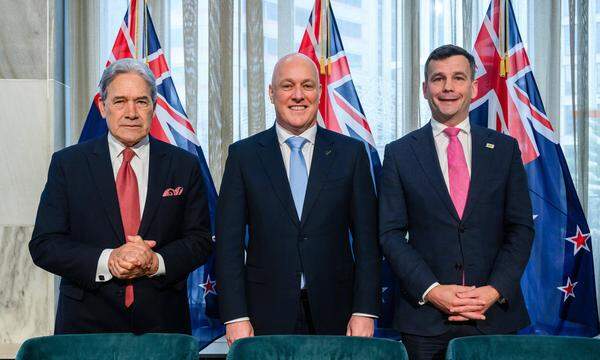 Neuseelands neues Führungstrio: Vizepremier Winston Peters, Premier Christopher Luxon und der rechtsliberale Partechef David Seymour, der in eineinhalb Jahren statt Peters Vizepremier werden soll.