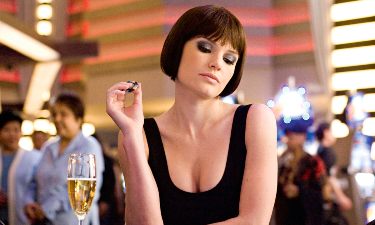 "21". Eine Gruppe von Mathematikstudenten sahnt beim Blackjack ab.