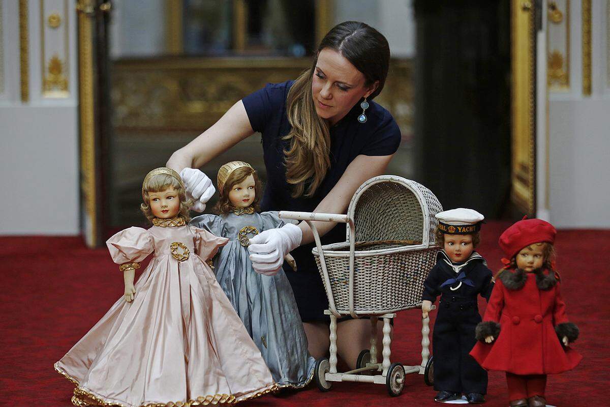 In den warmen Sommermonaten nimmt sich auch Queen Elizabeth II. eine Auszeit. Während sie und ihr Stab am schottischen Gut Balmora aussoannen, öffnet der Buckingham Palast seine Tore für eine spezielle Ausstellung.