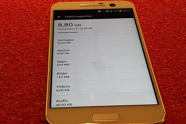 Vom 32-Gigabyte großen internen Speicher besetzt acht Gigabyte Android und die Sense-Oberfläche. Nachdem HTC sich aber für einen flexiblen Speicher entschieden hat, den Google seit Android 6.0 bietet, können nun auch Apps auf die microSD-Karte verschoben werden. Und das HTC 10 kann eine Karte von bis zu zwei Terabyte verarbeiten. Ob sich das Verlagern der Apps Einfluss auf die Geschwindigkeit hat, muss ein Test zeigen.