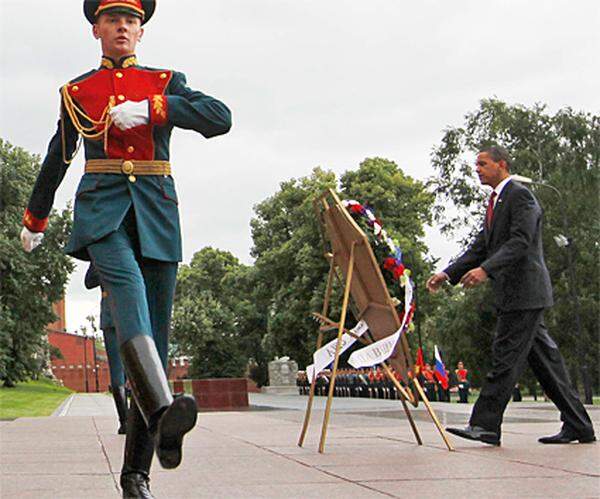 Eine Geste, die in Zeiten des Kalten Krieges noch undenkbar gewesen wäre. Fast symbolhaft wird das auf diesem Bild dargestellt, das den Anschein erweckt, als wenn Obama sanft zurückgehalten wird.