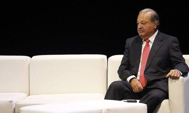 Mexican billionaire Carlos Slim sits on stage for an event of the Fundacion Telmex Mexico Siglo XXI (Telmex Foundation Mexico XXI Century) in Mexico City