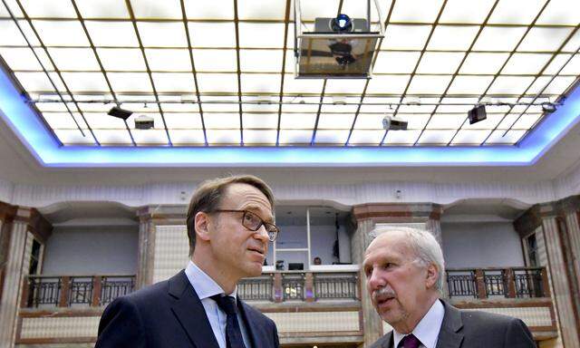 Deutschlands Jens Weidmann investiert in die ganze Welt, Österreichs Ewald Nowotny verlässt sich auf seinen Finanzberater. 