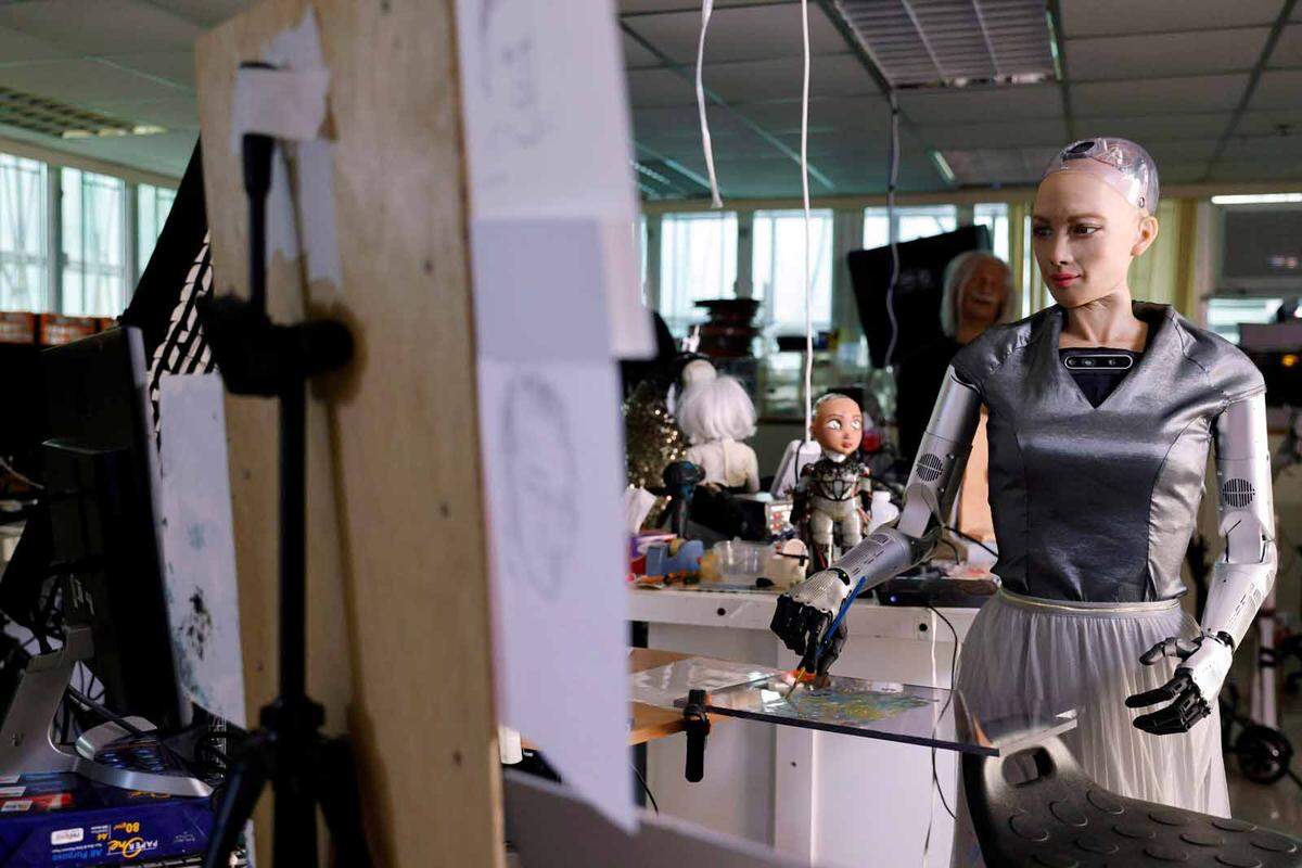 Ende März wurde ein vom menschenähnlichen Roboter Sophia gemaltes Selbstporträt für 582.600 Euro versteigert. Der Käufer auf der Auktionsplattform Nifty Gateway ist ein Digitalkünstler, der unter dem Pseudonym 888 auftritt.