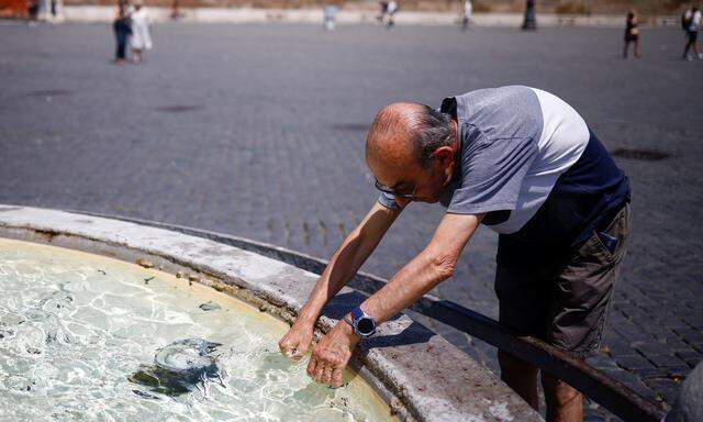 Ein Mann kühlt sich am Piazza del Poppolo in Rom ab.
