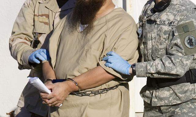 Archivbild eines Häftlings in Guantanmo. Die Rolle des umstrittenen Gefängnisses in Trumps Plänen ist unklar.