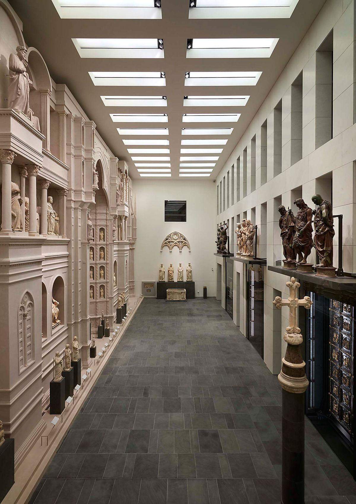 Die neue "Paradise Hall" beherbergt ein großes Modell der ursprünglichen Domfassade, die 1587 zerstört wurde, die Skulpturen von Arnolfo di Cambio und davor das "Paradise Gate" von Ghiberti. Architektur: Guicciardini &amp; Magni Architetti