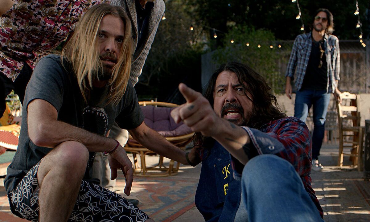 Taylor Hawkins mit Frontmann Dave Grohl: Der Film „Studio 666“ kam gerade erst im Februar heraus. 