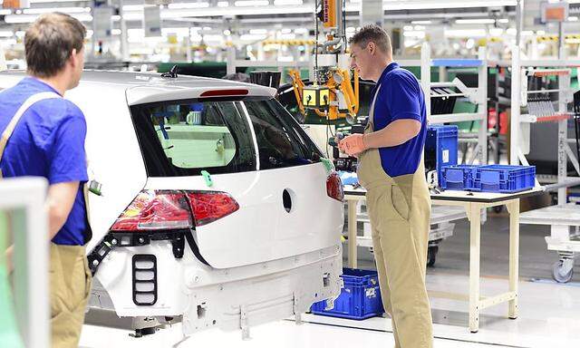 Production of VW cars in a factory workers installing rear lights property released PUBLICATIONxINx
