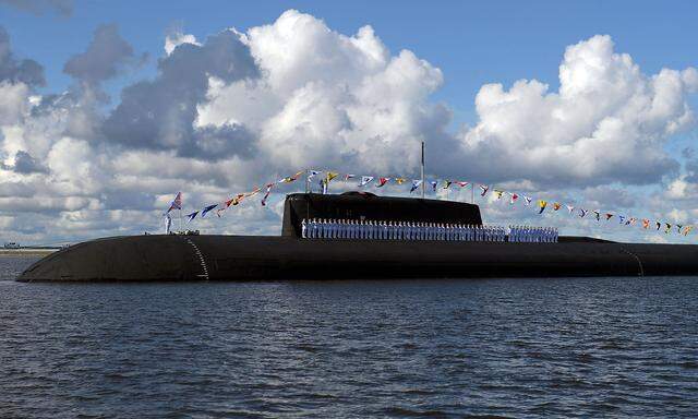 Im Bild ist nicht die "Belgorod" sondern die "K-266 Orel" bei einer Übung in Kronstadt zu sehen. Die "Orel" gehört wie die "Belgorod" zur U-Boot-Kategorie der sowjetisch/russischen Oscar-Klasse.